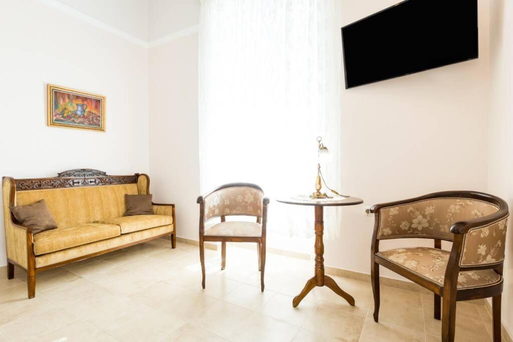 Neoclassical Flat With 2 Bedrooms In Piraeus Ngoại thất bức ảnh